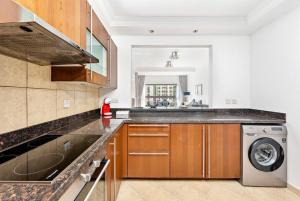 Kuchyň nebo kuchyňský kout v ubytování StoneTree - 1BR apartment with Beach Access Fairmont in Palm Jumeirah