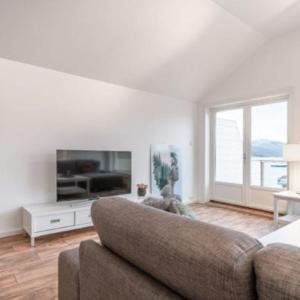 Μια τηλεόραση ή/και κέντρο ψυχαγωγίας στο Camp Aurora