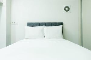 Bett mit weißer Bettwäsche und Kissen in einem Zimmer in der Unterkunft Amazing Flat with Stylish Interior in Beyoglu in Istanbul