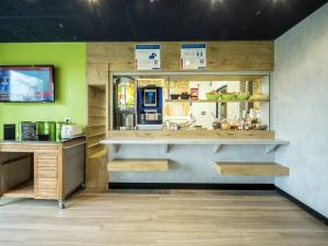 Příslušenství pro přípravu čaje a kávy v ubytování Ibis Budget Sarrebourg Buhl