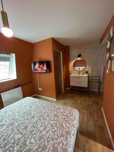 ダンケルクにあるLe Cosy Dunkerquoisのベッドとテーブルと窓のある寝室