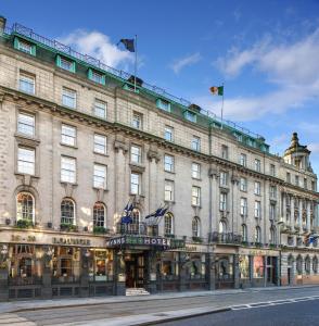 um grande edifício numa rua ao lado de uma estrada em Wynn's Hotel em Dublin