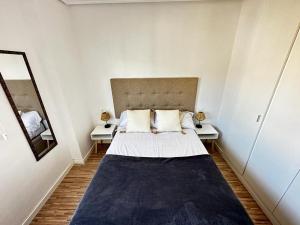 Postel nebo postele na pokoji v ubytování Arenales del Sol Beach Apartment + 29 fotografií