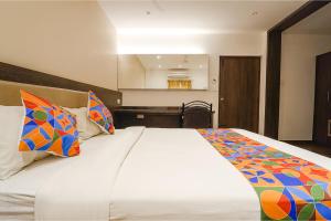 Postel nebo postele na pokoji v ubytování FabHotel Karpagam - 900m from Nehru Stadium