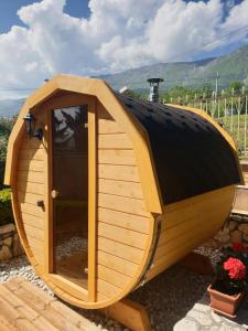 una pequeña casa hobbit de madera con techo negro en B&B Lo Chalet Di Ocre en San Felice dʼOcre