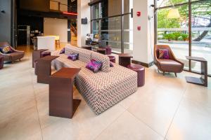 Гостиная зона в Aloft Asuncion