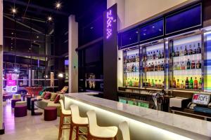 Lounge nebo bar v ubytování Aloft Asuncion