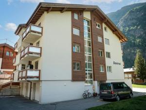 Vista generica sulle montagne o vista sulle montagne dall'interno dell'appartamento