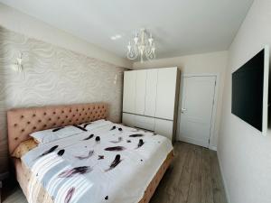 a bedroom with a bed with birds on it at 2-х комнатная квартира #Inamstro Apartament cu 2 camere cu TERASA in Chişinău