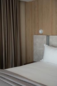 Postel nebo postele na pokoji v ubytování GREAT WHITE HOTEL