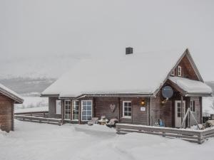 uma cabana com neve no telhado em Holiday Home Saanaloma by Interhome em Kilpisjärvi