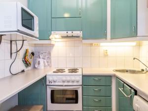 Kuchyň nebo kuchyňský kout v ubytování Holiday Home Tahkon alppitalo 4 as- 3 by Interhome