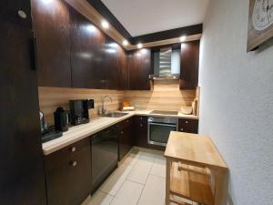 Virtuvė arba virtuvėlė apgyvendinimo įstaigoje Apartment Casa La Schmetta 45 by Interhome