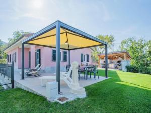 - un pavillon avec une table et des chaises dans la cour dans l'établissement Holiday Home La Mela Musona by Interhome, à Maissana