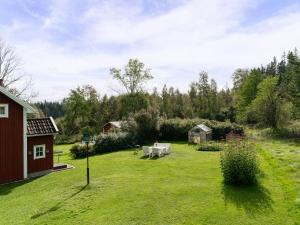 um jardim com uma mesa de piquenique e uma casa em Holiday Home Hultet - VGT098 by Interhome em Mullsjö