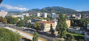 een luchtzicht op een stad met gebouwen en bomen bij Studio Apartment Urban Haven in Sarajevo