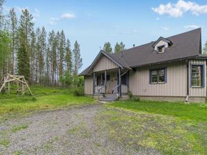 ein Haus mit einer Kiesauffahrt davor in der Unterkunft Holiday Home Mustikka by Interhome in Kuusamo
