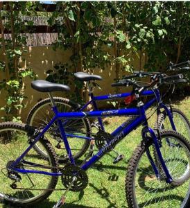 duas bicicletas estacionadas uma ao lado da outra na relva em Pousada Quinta do Patacho em Porto de Pedras