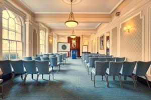 una fila de sillas en una habitación con ventanas en Wynn's Hotel en Dublín