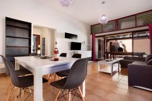 un soggiorno con tavolo e sedie bianchi di Villa Malva a Corralejo