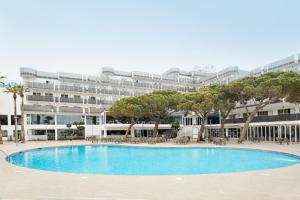 a swimming pool in front of a large building at Hotel Best Cap Salou in Salou