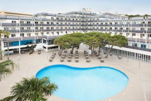 - une vue de tête sur un hôtel doté d'une grande piscine dans l'établissement Hotel Best Cap Salou, à Salou