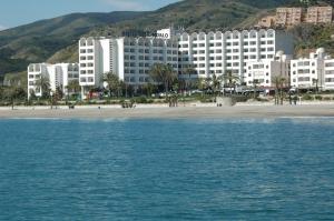 モハカルにあるHotel Best Indaloのビーチの隣のホテル