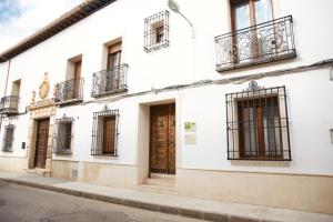 een wit gebouw met balkons in een straat bij Casa Rural Villa Margarita in Dosbarrios