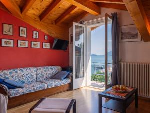 ein Wohnzimmer mit einem Sofa und Meerblick in der Unterkunft Apartment Serenella by Interhome in Gravedona