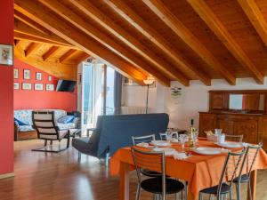 ein Esszimmer mit einem Tisch und Stühlen in der Unterkunft Apartment Serenella by Interhome in Gravedona