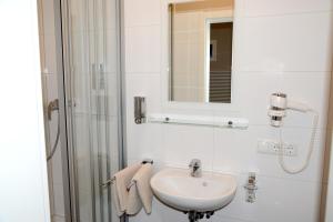 Koupelna v ubytování Hotel Baden + 37 fotografií