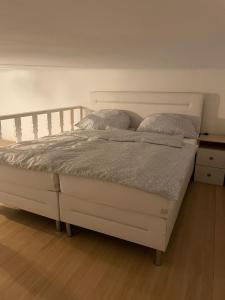 - un lit blanc avec 2 oreillers dans l'établissement Apartment 1080, à Vienne