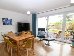 uma sala de estar com uma mesa de jantar e cadeiras em Hen Gapel em Caernarfon