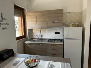 コゼンツァにあるSunrise Homeのキッチン(白い冷蔵庫、シンク付)