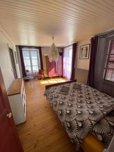 Posteľ alebo postele v izbe v ubytovaní Charmant appartement au cœur des volcans d Auvergne