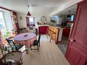 Kuchyňa alebo kuchynka v ubytovaní Charmant appartement au cœur des volcans d Auvergne