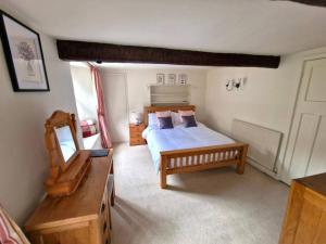 Ein Bett oder Betten in einem Zimmer der Unterkunft Holly Tree Cottage - Central Kirkby Lonsdale 3 Bedroom