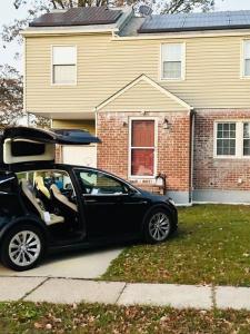 Czarny samochód zaparkowany przed domem w obiekcie Cheerful 4-bedroom home with free parking w mieście Elmont