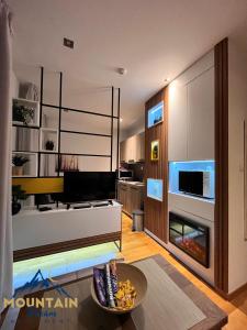 uma sala de estar com televisão e uma sala de estar com mesa em Fully Equiped, Quiet, for 5 persons, Next To Panoramic Gondola em Brzeće mais 19 fotografias