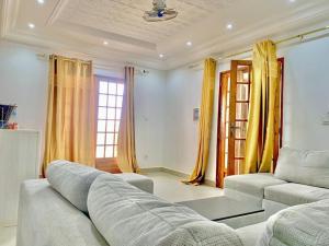uma sala de estar com um sofá e uma mesa em Résidence Toubab em Toubab Dialaw