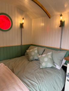 Bett in der Ecke eines Zimmers in der Unterkunft Ted's Shed in Bishop Auckland