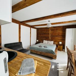 een slaapkamer met een bed en een tafel bij WILLOW in Pāvilosta