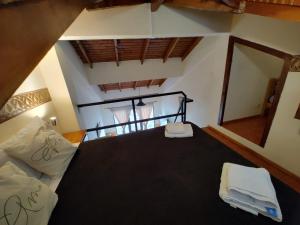 a bedroom with a large black bed with white pillows at Excelente dúplex céntrico 5 personas Universo Dpto in San Carlos de Bariloche