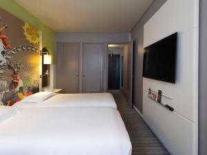 Postel nebo postele na pokoji v ubytování Mercure Nice Centre Grimaldi