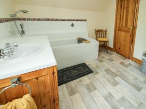 ein Badezimmer mit Waschbecken und Badewanne in der Unterkunft Rowan Cottage in Shrewsbury + 20 Fotos