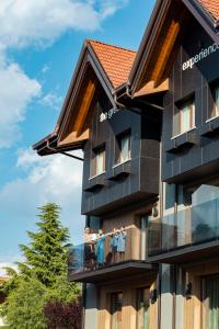 un groupe de personnes debout sur un balcon d'un bâtiment dans l'établissement Harmony Suite Hotel, à Selvino