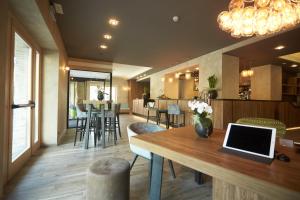 - une salle à manger avec une table et un ordinateur portable dans l'établissement Harmony Suite Hotel, à Selvino