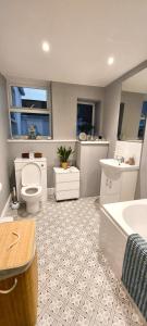 łazienka z toaletą i umywalką w obiekcie A home away from home w mieście Torquay