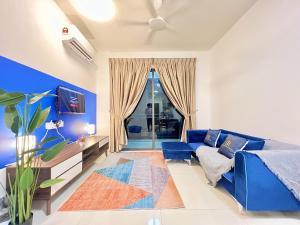 ein Wohnzimmer mit einem blauen Sofa und einem Fernseher in der Unterkunft Central Park Tampoi 2 bedroom by Luxecocoo CK in Johor Bahru