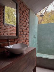 uma casa de banho com um lavatório e um chuveiro em Gabaa Resort & Spa - Habarana em Habarana